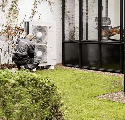 Technicien certifié RGE installant une pompe à chaleur Daikin